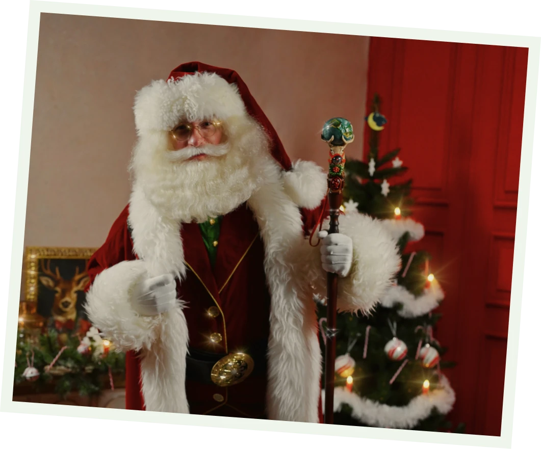 Monsieur Claus debout, ouvrant les bras